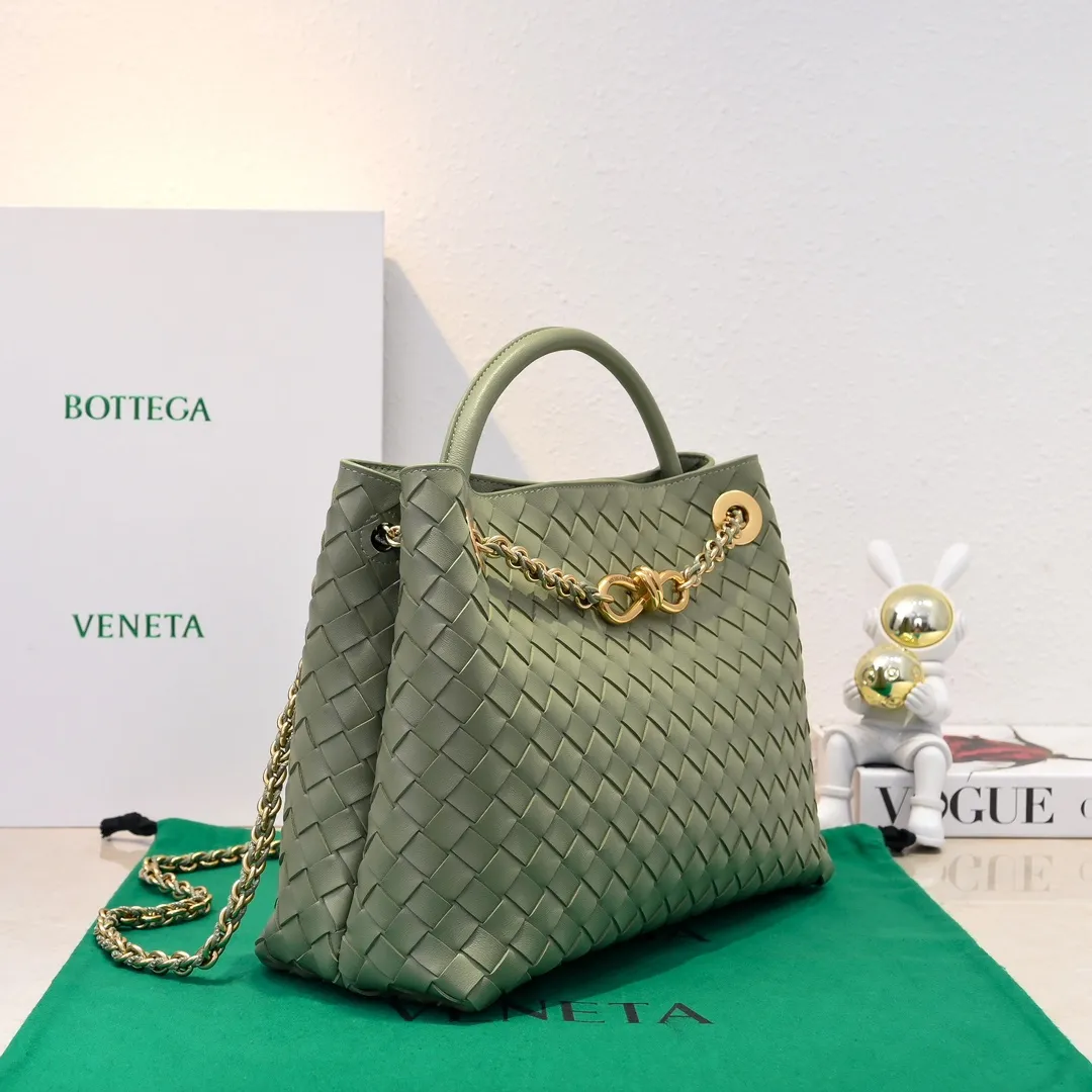 Batch 2460 BOTTEGA VENETA 2024 spring and summer new small ANDIAMO chain bag is also available! 🔥🔥I believe many friends have been waiting for a long time. The metallic chain adds a touch of sophistication to the original softness and elegance of Andiamo. The collision of classic craftsmanship and elegance creates a different kind of beauty. Style number: 6009 Size: 32*24*12cm